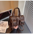 Dettaglio della borsa in pelle litchi marrone scuro con fibbie e doppie tasche - Marrone