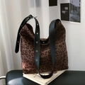 Leopard-Hobo-Tasche mit schwarzem Lederriemen und verstellbarer silberner Schnalle - Braun