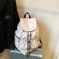 Hellrosa Nylon-Rucksack mit Kordelzugverschluss und Markenaufnäher auf der Vorderseite - Gebrochenes Weiß