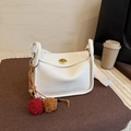 Bolso bandolera de piel blanca con cierre dorado y colgante de peluche bicolor - Blanco Roto
