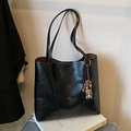 Große schwarze minimalistische Tote Bag aus glänzendem Leder mit buntem Perlenanhänger - Schwarz mit Anhänger