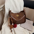 Bolso retro marrón de cuero PU con cierre dorado y colgantes decorativos de peluche - Marrón