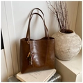 Vintage dunkelbraune Tote-Tasche aus geöltem Leder mit Anhänger aus Holzperlen - Braun mit Anhänger