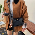 Bolso bandolera de cuero negro retro con cierre dorado y colgante decorativo - Negro
