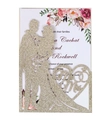 Detail der lasertgeschnittenen Goldglitzer-Hochzeitseinladung mit Mr & Mrs Silhouette und Blumendruck - Hellgold Glitzer