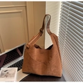 Details der braunen Hobo-Tasche aus Wildleder mit verstellbarem Riemen im Morgenlicht - Braun