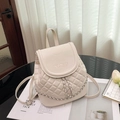 Dettaglio mini zaino trapuntato beige con scritta WOMAN sbalzata e catena argentata - Bianco