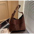 Detailansicht der braunen Wildleder-Hobo-Tasche mit verstellbarem Gurt und Nähten - Kaffeebraun