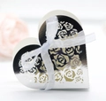 Detail der silbernen Herz-Geschenkbox mit Rosenausschnitt und weißer Satinschleife - Reflektierendes Silber