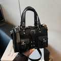 Borsa a mano nera in pelle martellata con fibbie frontali e dettagli stile biker - Nero