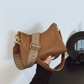 Borsa a tracolla vintage marrone con texture in pelle e cinturino etnico intrecciato - Marrone