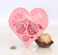Rosafarbene herzförmige Laser-Cut Geschenkbox mit Rosenmuster und passender Schleife - Rosa