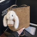Braune matte Wildleder Beuteltasche mit weißem Plüschhasen Anhänger und Riemen - Mit Anhänger / Braun