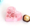 Rosa Herz-Geschenkbox mit lasergeschnittenen Rosenmustern und Organza-Schleife - Rosa