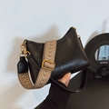 Secchiello nero chic con trama vintage e tracolla intrecciata colorata da donna - Nero Classico