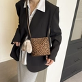 Minimalistische Umhängetasche mit Leopardenmuster und süßem Plüschhasen-Anhänger am Riemen - Mit Anhänger / Leopardenmuster