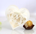 Eleganter weißer herzförmiger Geschenkkarton mit LOVE-Laserschnitt und weißem Satinband - Elfenbein