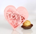 Detail der rosa lasergeschnittenen Gastgeschenkbox mit LOVE-Muster und Schleife - Rosa