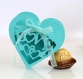 Blaue herzförmige Gastgeschenk-Box mit Laser-Schnittmuster LOVE und feiner Schleife - Türkisblau