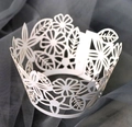 Elegante lasergeschnittene Cupcake-Förmchen aus weißem Papier mit Blumenmuster für Hochzeiten - Weiß