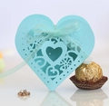 Dettaglio scatola regalo a cuore azzurro intagliata al laser con nastro e cioccolato - Azzurro