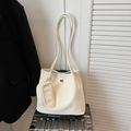 Sac fourre-tout minimaliste en cuir blanc cassé avec porte-monnaie et logo doré - Blanc