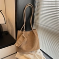 Sac cabas minimaliste en cuir marron avec pochette assortie dans un décor intérieur doux - Kaki