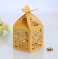 Dettaglio macro dei motivi a rose tagliati al laser e chiusura a farfalla 3D - Oro