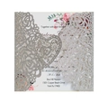 Dettaglio dell'invito intagliato al laser con rose, cuori e finitura glitter argento - Argento Glitter