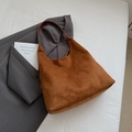 Borsa hobo in pelle scamosciata marrone caramello con tracolla larga in pelle - Marrone