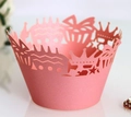 Pirottini per cupcake rosa tagliati al laser con motivi di corone e scatole regalo - Rosa