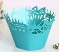 Dettaglio del pirottino per muffin turchese tagliato al laser con corona e motivi a fiocco - Blu Tiffany