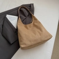 Grande borsa tote in pelle scamosciata kaki da donna con interno ampio e spallacci larghi - Cachi