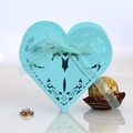 Hellblaue herzförmige Gastgeschenk-Box mit Laserschnitt, Blumenmuster und einer Satinschleife - Tiffany-Blau