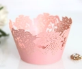 Detail der lasergeschnittenen Weinreben auf rosa Perlmutt-Cupcake-Papierhüllen - 5cm / Rosa