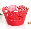 Detalle de envoltorio rojo para cupcake con calado láser de uvas y vides decorativas - Rojo Perlado