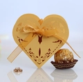 Exquisite goldene herzförmige lasergeschnittene Hochzeitsbox mit eleganter Seidenschleife - Gold
