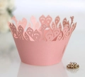 Hellrosa lasergeschnittene Cupcake-Förmchen mit Spitzenmuster und goldenem Strass-Dekor - Rosa