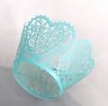 Hellblaue Laser-Cupcake-Förmchen mit Hohlblattmuster und gezackten Rändern - 5cm / Türkisblau