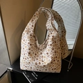 Borsa hobo bianca con stampe di orsetti e toast in leggero tessuto trapuntato - Modello Due (Coniglio e Fiocco)