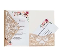 Detail der roségoldenen lasergeschnittenen Hochzeitseinladung mit floralen Karten - Glitzer Roségold