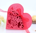 Vue macro d'une boîte à bonbons coeur rouge avec motif rose découpé au laser - Rouge Perlé