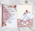Elegante invito di matrimonio tagliato al laser con glitter rosa e dettagli floreali - Rosa Scintillante