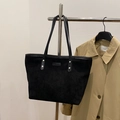 Große schwarze Cord-Einkaufstasche für Damen mit Goldnieten und Markenlogo-Detail - Schwarz ohne Anhänger