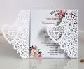 Elegante invito di nozze bianco tagliato al laser con motivi floreali e cuori fini - Bianco