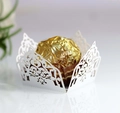 Gros plan sur une boîte de chocolat blanche découpée au laser avec motifs de vignes - Blanc