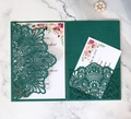 Dettaglio dell'invito di nozze verde smeraldo tagliato al laser con inserti floreali - Motivo Traforato Tasca Verde Scuro (HK-120)