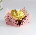 Detalle del molde de papel rosa cortado con láser con elegantes patrones de enredadera - Rosa