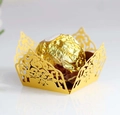 Detalle de patrón floral cortado con láser en caja dorada para bombones de boda - Dorado
