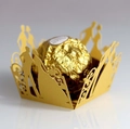 Dettaglio dell'involucro di cioccolato dorato tagliato al laser con silhouette di sposi - Oro